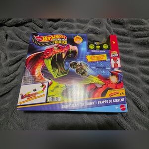 NEW Hot Wheels Monster Trucks Snake Slam Takedown Playset